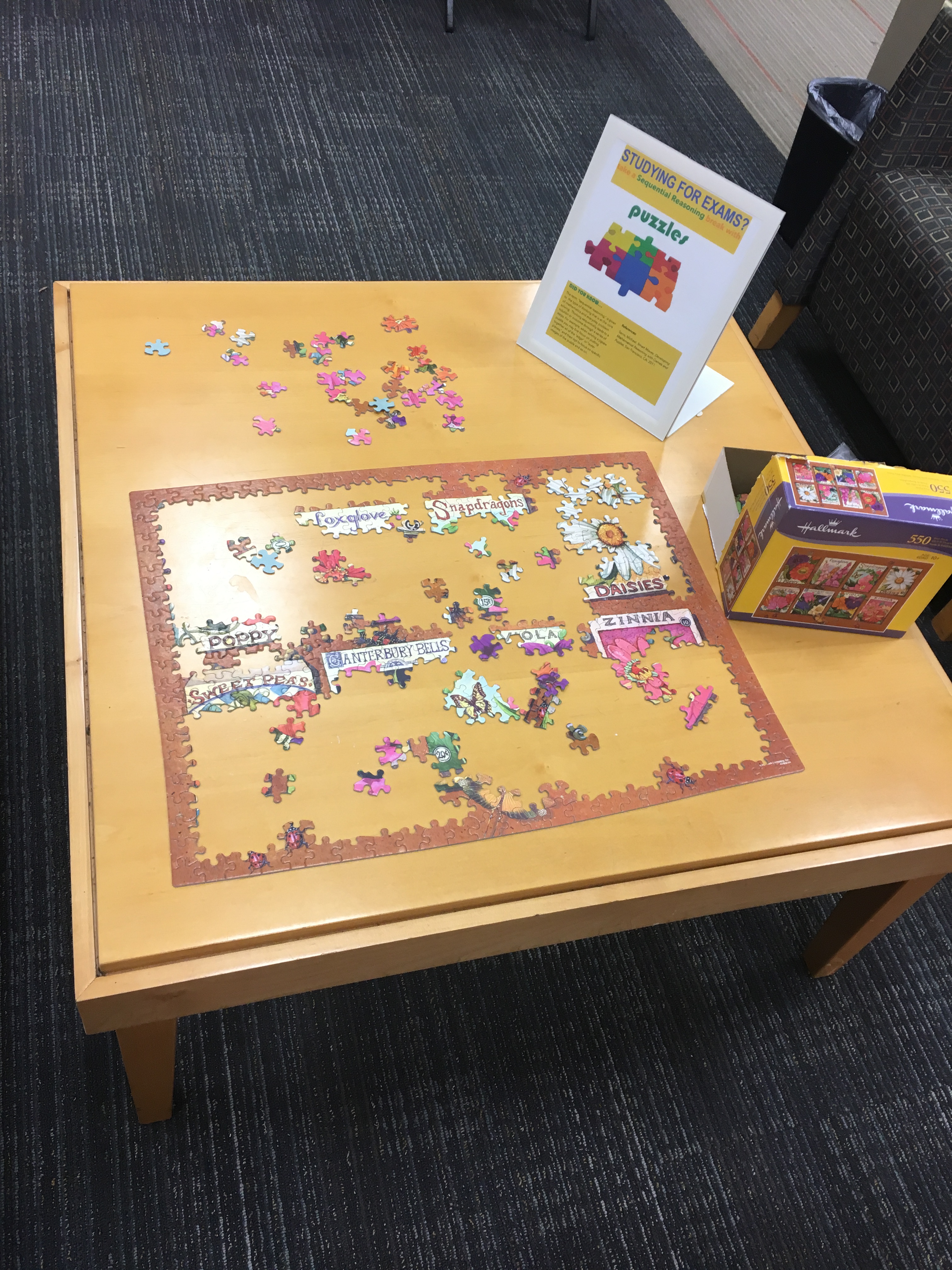 Jigsaw puzzle de-stress station